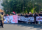 Bertemu Pejabat di Tengah Unjuk Rasa Dinilai Percuma, Massa Demo Grahadi Pilih Suarakan Tuntutan