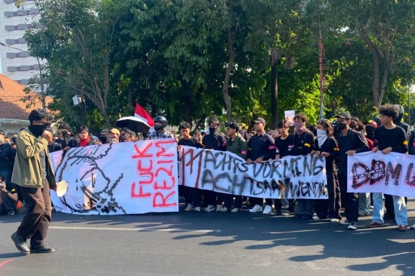 Bertemu Pejabat di Tengah Unjuk Rasa Dinilai Percuma, Massa Demo Grahadi Pilih Suarakan Tuntutan