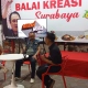 Ketua DPC PDIP Surabaya Armuji saat menggelar bincang dengan anak muda.