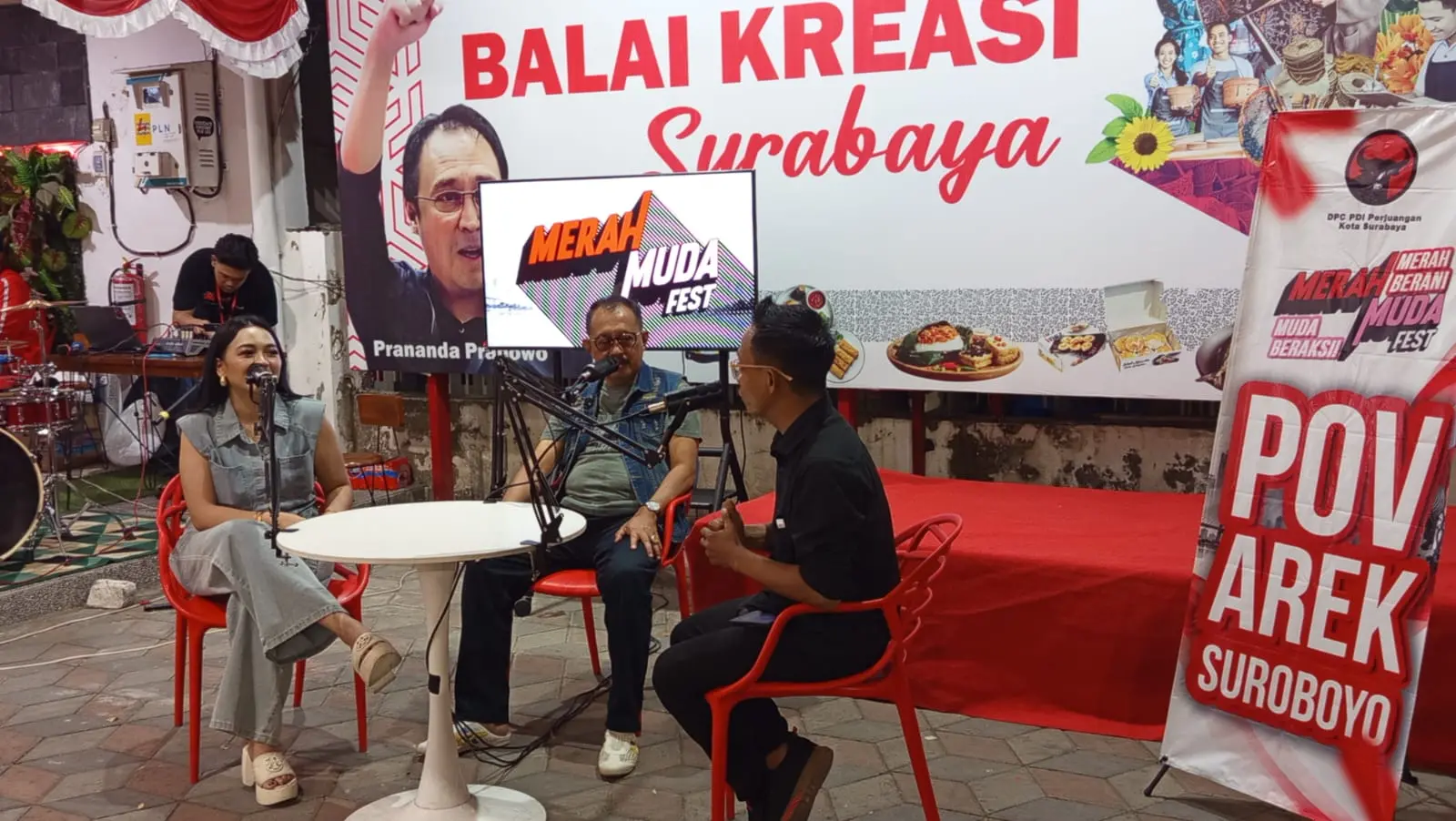 Ketua DPC PDIP Surabaya Armuji saat menggelar bincang dengan anak muda.