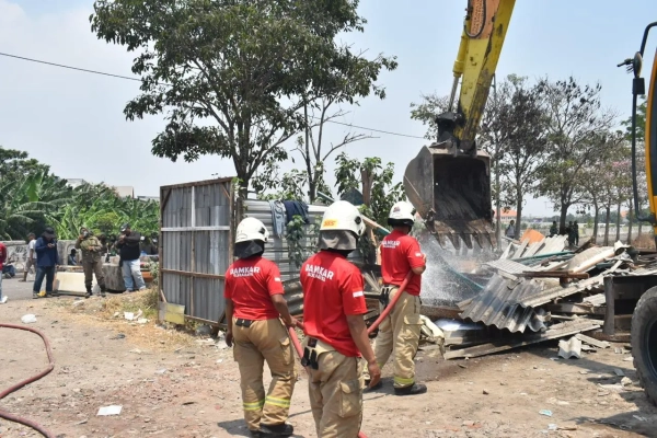 Pemkot Surabaya Tertibkan 15 Bangunan di Jalan Nambangan