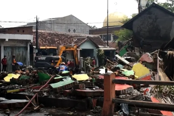 Pemkot Surabaya Tertibkan 5 Bangunan Liar di Tambaksari, Urai Kepadatan Kendaraan