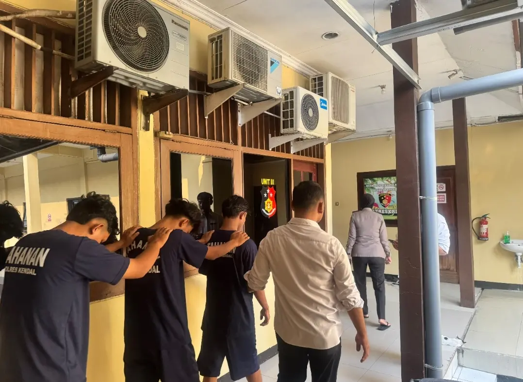 Polres Kendal mengamankan pelaku tawuran kreak.