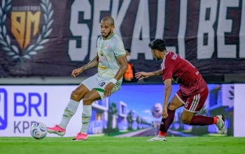 Striker Persebaya Alex Martins (kiri) berhadapan dengan pemain PSM Makassar.