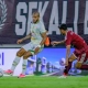 Striker Persebaya Alex Martins (kiri) berhadapan dengan pemain PSM Makassar.