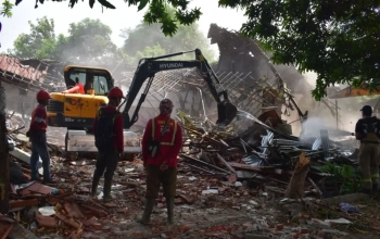 Pemkot Surabaya melalui Satpol PP membongkar bangunan. (Diskominfo Surabaya)