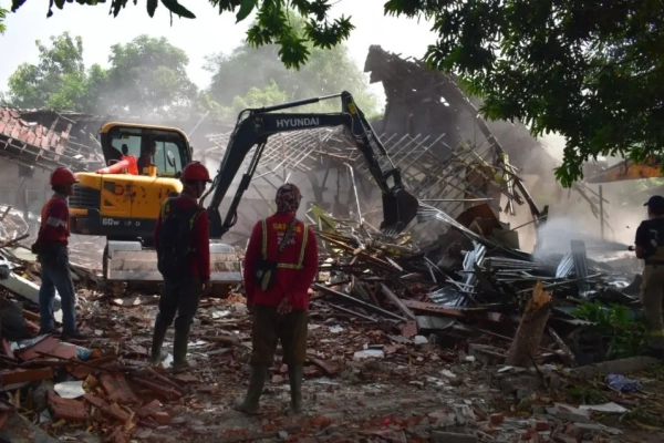 Pemkot Surabaya Tertibkan Bangunan di Lahan Aset 7.668 Meter Persegi