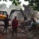 Pemkot Surabaya melalui Satpol PP membongkar bangunan. (Diskominfo Surabaya)