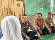 Anggota DPR RI Ahnad Doli Kurnia bersama Wakil Ketua DPRD Surabaya Arif Fathoni saat mengunjungi keluarga korban bulying