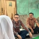 Anggota DPR RI Ahnad Doli Kurnia bersama Wakil Ketua DPRD Surabaya Arif Fathoni saat mengunjungi keluarga korban bulying