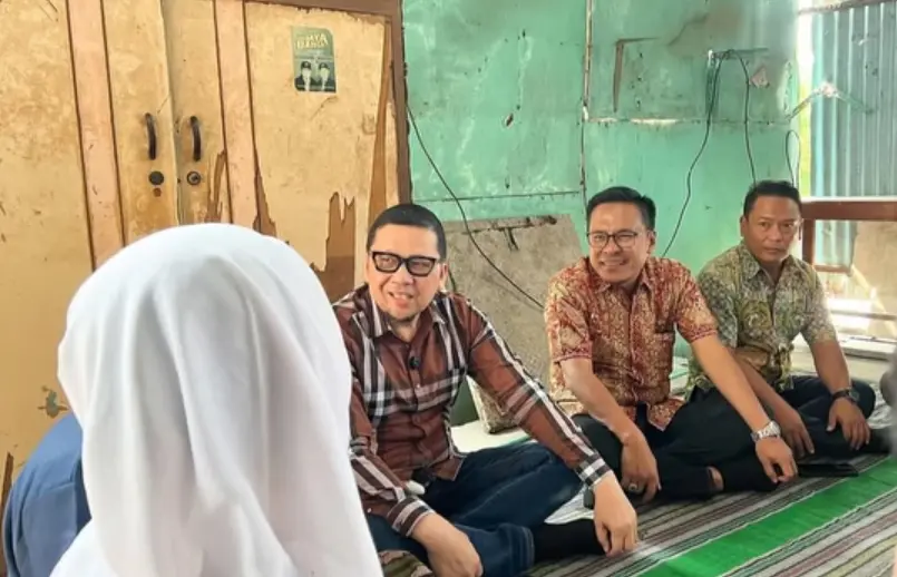 Anggota DPR RI Ahnad Doli Kurnia bersama Wakil Ketua DPRD Surabaya Arif Fathoni saat mengunjungi keluarga korban bulying
